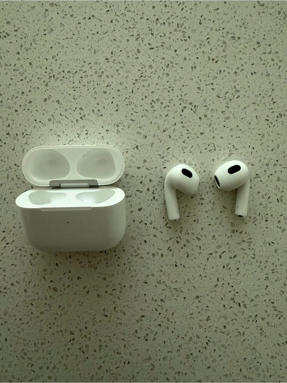 Airpods 3 - Wireless Earbuds & Charging Case in White